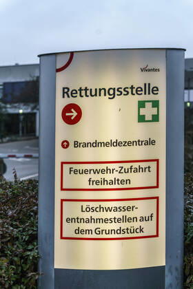 Humboldt-Klinikum in Berlin Reinickendorf wurde wegen einer steigenden Zahl von Covid-19-Erkrankten mit der Mutation B.1.1.7 des Corona-Virus vom Gesundheitsamt geschlossen und unter Qurantaene gesetzt. Das Humboldt-Klinikum in Berlin Reinickendorf wurde wegen einer steigenden Zahl von Covid-19-Erkrankten mit der Mutation B.1.1.7 des Corona-Virus vom Gesundheitsamt geschlossen. Beschäftigte und Patienten müssten ab 23.1.2021 in Quarantäne, neue Patienten würden nicht mehr aufgenommen. Rettungsstelle und Notaufnahme geschlossen.
