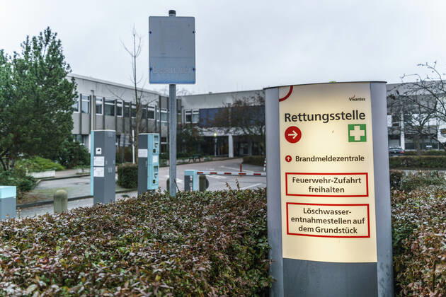 Humboldt-Klinikum in Berlin Reinickendorf wurde wegen einer steigenden Zahl von Covid-19-Erkrankten mit der Mutation B.1.1.7 des Corona-Virus vom Gesundheitsamt geschlossen und unter Qurantaene gesetzt. Das Humboldt-Klinikum in Berlin Reinickendorf wurde wegen einer steigenden Zahl von Covid-19-Erkrankten mit der Mutation B.1.1.7 des Corona-Virus vom Gesundheitsamt geschlossen. Beschäftigte und Patienten müssten ab 23.1.2021 in Quarantäne, neue Patienten würden nicht mehr aufgenommen. Rettungsstelle und Notaufnahme geschlossen.