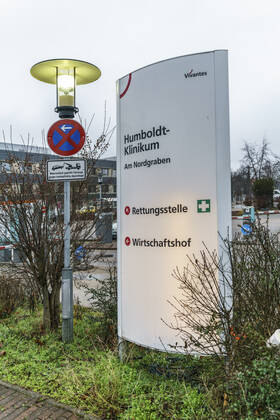 Humboldt-Klinikum in Berlin Reinickendorf wurde wegen einer steigenden Zahl von Covid-19-Erkrankten mit der Mutation B.1.1.7 des Corona-Virus vom Gesundheitsamt geschlossen und unter Qurantaene gesetzt. Das Humboldt-Klinikum in Berlin Reinickendorf wurde wegen einer steigenden Zahl von Covid-19-Erkrankten mit der Mutation B.1.1.7 des Corona-Virus vom Gesundheitsamt geschlossen. Beschäftigte und Patienten müssten ab 23.1.2021 in Quarantäne, neue Patienten würden nicht mehr aufgenommen.