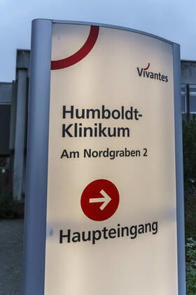 Humboldt-Klinikum in Berlin Reinickendorf wurde wegen einer steigenden Zahl von Covid-19-Erkrankten mit der Mutation B.1.1.7 des Corona-Virus vom Gesundheitsamt geschlossen und unter Qurantaene gesetzt. Das Humboldt-Klinikum in Berlin Reinickendorf wurde wegen einer steigenden Zahl von Covid-19-Erkrankten mit der Mutation B.1.1.7 des Corona-Virus vom Gesundheitsamt geschlossen. Beschäftigte und Patienten müssten ab 23.1.2021 in Quarantäne, neue Patienten würden nicht mehr aufgenommen.
