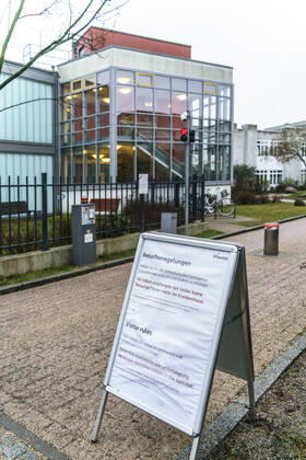 Humboldt-Klinikum in Berlin Reinickendorf wurde wegen einer steigenden Zahl von Covid-19-Erkrankten mit der Mutation B.1.1.7 des Corona-Virus vom Gesundheitsamt geschlossen und unter Qurantaene gesetzt. Das Humboldt-Klinikum in Berlin Reinickendorf wurde wegen einer steigenden Zahl von Covid-19-Erkrankten mit der Mutation B.1.1.7 des Corona-Virus vom Gesundheitsamt geschlossen. Beschäftigte und Patienten müssten ab 23.1.2021 in Quarantäne, neue Patienten würden nicht mehr aufgenommen.