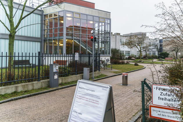 Humboldt-Klinikum in Berlin Reinickendorf wurde wegen einer steigenden Zahl von Covid-19-Erkrankten mit der Mutation B.1.1.7 des Corona-Virus vom Gesundheitsamt geschlossen und unter Qurantaene gesetzt. Das Humboldt-Klinikum in Berlin Reinickendorf wurde wegen einer steigenden Zahl von Covid-19-Erkrankten mit der Mutation B.1.1.7 des Corona-Virus vom Gesundheitsamt geschlossen. Beschäftigte und Patienten müssten ab 23.1.2021 in Quarantäne, neue Patienten würden nicht mehr aufgenommen.