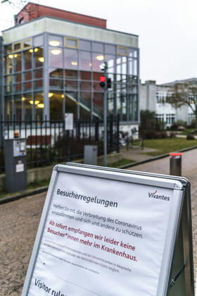 Humboldt-Klinikum in Berlin Reinickendorf wurde wegen einer steigenden Zahl von Covid-19-Erkrankten mit der Mutation B.1.1.7 des Corona-Virus vom Gesundheitsamt geschlossen und unter Qurantaene gesetzt. Das Humboldt-Klinikum in Berlin Reinickendorf wurde wegen einer steigenden Zahl von Covid-19-Erkrankten mit der Mutation B.1.1.7 des Corona-Virus vom Gesundheitsamt geschlossen. Beschäftigte und Patienten müssten ab 23.1.2021 in Quarantäne, neue Patienten würden nicht mehr aufgenommen.