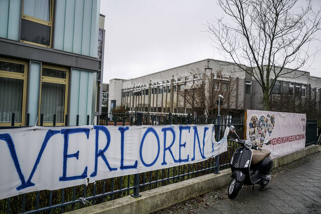 Humboldt-Klinikum in Berlin Reinickendorf wurde wegen einer steigenden Zahl von Covid-19-Erkrankten mit der Mutation B.1.1.7 des Corona-Virus vom Gesundheitsamt geschlossen und unter Qurantaene gesetzt. Das Humboldt-Klinikum in Berlin Reinickendorf wurde wegen einer steigenden Zahl von Covid-19-Erkrankten mit der Mutation B.1.1.7 des Corona-Virus vom Gesundheitsamt geschlossen. Beschäftigte und Patienten müssten ab 23.1.2021 in Quarantäne, neue Patienten würden nicht mehr aufgenommen.