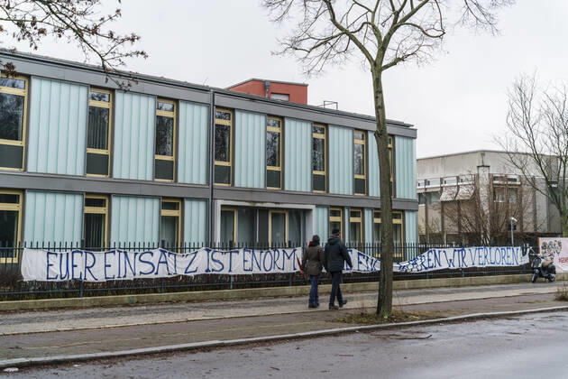 Humboldt-Klinikum in Berlin Reinickendorf wurde wegen einer steigenden Zahl von Covid-19-Erkrankten mit der Mutation B.1.1.7 des Corona-Virus vom Gesundheitsamt geschlossen und unter Qurantaene gesetzt. Das Humboldt-Klinikum in Berlin Reinickendorf wurde wegen einer steigenden Zahl von Covid-19-Erkrankten mit der Mutation B.1.1.7 des Corona-Virus vom Gesundheitsamt geschlossen. Beschäftigte und Patienten müssten ab 23.1.2021 in Quarantäne, neue Patienten würden nicht mehr aufgenommen.