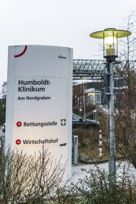 Humboldt-Klinikum in Berlin Reinickendorf wurde wegen einer steigenden Zahl von Covid-19-Erkrankten mit der Mutation B.1.1.7 des Corona-Virus vom Gesundheitsamt geschlossen und unter Qurantaene gesetzt. Das Humboldt-Klinikum in Berlin Reinickendorf wurde wegen einer steigenden Zahl von Covid-19-Erkrankten mit der Mutation B.1.1.7 des Corona-Virus vom Gesundheitsamt geschlossen. Beschäftigte und Patienten müssten ab 23.1.2021 in Quarantäne, neue Patienten würden nicht mehr aufgenommen. Rettungsstelle und Notaufnahme geschlossen.