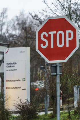 Humboldt-Klinikum in Berlin Reinickendorf wurde wegen einer steigenden Zahl von Covid-19-Erkrankten mit der Mutation B.1.1.7 des Corona-Virus vom Gesundheitsamt geschlossen und unter Qurantaene gesetzt. Das Humboldt-Klinikum in Berlin Reinickendorf wurde wegen einer steigenden Zahl von Covid-19-Erkrankten mit der Mutation B.1.1.7 des Corona-Virus vom Gesundheitsamt geschlossen. Beschäftigte und Patienten müssten ab 23.1.2021 in Quarantäne, neue Patienten würden nicht mehr aufgenommen. Rettungsstelle und Notaufnahme geschlossen.