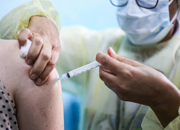 Coronavirus in Brasilien, Impfungen in Salvador de Bahia SALVADOR, BA - 24.01.2021: VACINA CONTRA A COVID 19 EM SALVADOR - Immunization of the priority group with the Coronavac vaccine made by the Butantan Institute in partnership with the SINOVAC laboratory against the COVID-19 virus made with inactivated SARS-COV-2 virus, in Salvador, Bahia, Brazil. x2023793x  TiagoxCaldas