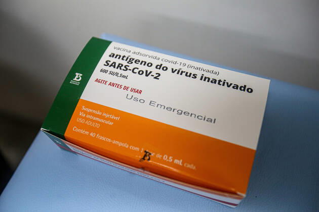 Coronavirus in Brasilien, Impfungen in Salvador de Bahia SALVADOR, BA - 24.01.2021: VACINA CONTRA A COVID 19 EM SALVADOR - Immunization of the priority group with the Coronavac vaccine made by the Butantan Institute in partnership with the SINOVAC laboratory against the COVID-19 virus made with inactivated SARS-COV-2 virus, in Salvador, Bahia, Brazil. x2023796x  TiagoxCaldas