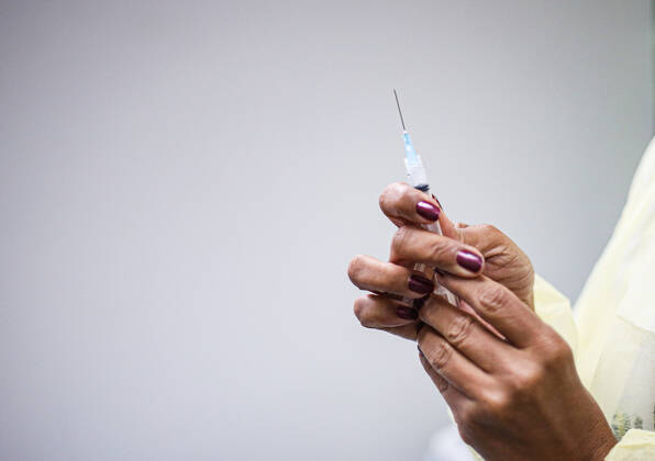 Coronavirus in Brasilien, Impfungen in Salvador de Bahia SALVADOR, BA - 24.01.2021: VACINA CONTRA A COVID 19 EM SALVADOR - Immunization of the priority group with the Coronavac vaccine made by the Butantan Institute in partnership with the SINOVAC laboratory against the COVID-19 virus made with inactivated SARS-COV-2 virus, in Salvador, Bahia, Brazil. x2023798x  TiagoxCaldas