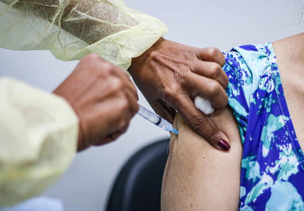 Coronavirus in Brasilien, Impfungen in Salvador de Bahia SALVADOR, BA - 24.01.2021: VACINA CONTRA A COVID 19 EM SALVADOR - Immunization of the priority group with the Coronavac vaccine made by the Butantan Institute in partnership with the SINOVAC laboratory against the COVID-19 virus made with inactivated SARS-COV-2 virus, in Salvador, Bahia, Brazil. x2023799x  TiagoxCaldas