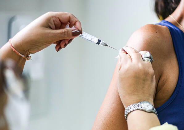 Coronavirus in Brasilien, Impfungen in Salvador de Bahia SALVADOR, BA - 24.01.2021: VACINA CONTRA A COVID 19 EM SALVADOR - Immunization of the priority group with the Coronavac vaccine made by the Butantan Institute in partnership with the SINOVAC laboratory against the COVID-19 virus made with inactivated SARS-COV-2 virus, in Salvador, Bahia, Brazil. x2023800x  TiagoxCaldas