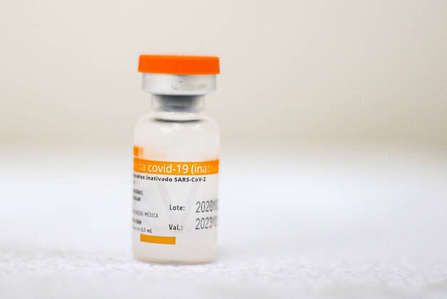 Coronavirus in Brasilien, Impfungen in Salvador de Bahia SALVADOR, BA - 24.01.2021: VACINA CONTRA A COVID 19 EM SALVADOR - Immunization of the priority group with the Coronavac vaccine made by the Butantan Institute in partnership with the SINOVAC laboratory against the COVID-19 virus made with inactivated SARS-COV-2 virus, in Salvador, Bahia, Brazil. x2023804x  TiagoxCaldas