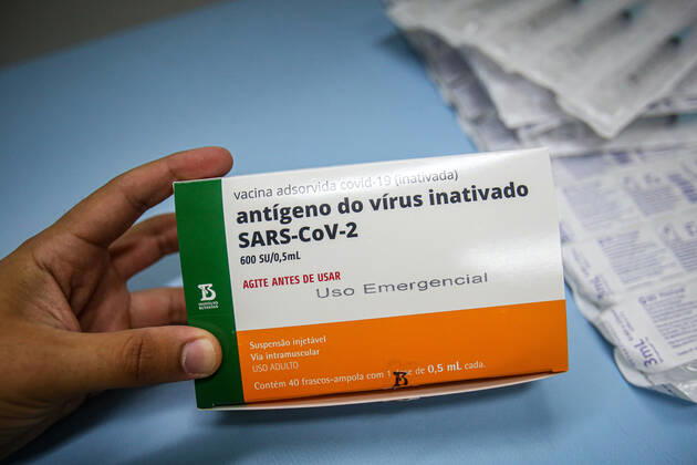 Coronavirus in Brasilien, Impfungen in Salvador de Bahia SALVADOR, BA - 24.01.2021: VACINA CONTRA A COVID 19 EM SALVADOR - Immunization of the priority group with the Coronavac vaccine made by the Butantan Institute in partnership with the SINOVAC laboratory against the COVID-19 virus made with inactivated SARS-COV-2 virus, in Salvador, Bahia, Brazil. x2023807x  TiagoxCaldas