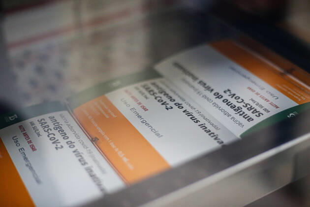 Coronavirus in Brasilien, Impfungen in Salvador de Bahia SALVADOR, BA - 24.01.2021: VACINA CONTRA A COVID 19 EM SALVADOR - Immunization of the priority group with the Coronavac vaccine made by the Butantan Institute in partnership with the SINOVAC laboratory against the COVID-19 virus made with inactivated SARS-COV-2 virus, in Salvador, Bahia, Brazil. x2023810x  TiagoxCaldas