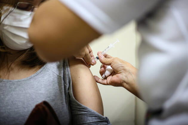 Coronavirus in Brasilien, Impfungen in Salvador de Bahia SALVADOR, BA - 24.01.2021: VACINA CONTRA A COVID 19 EM SALVADOR - Immunization of the priority group with the Coronavac vaccine made by the Butantan Institute in partnership with the SINOVAC laboratory against the COVID-19 virus made with inactivated SARS-COV-2 virus, in Salvador, Bahia, Brazil. x2023814x  TiagoxCaldas