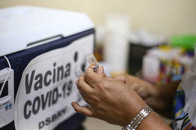 Coronavirus in Brasilien, Impfungen in Salvador de Bahia SALVADOR, BA - 24.01.2021: VACINA CONTRA A COVID 19 EM SALVADOR - Immunization of the priority group with the Coronavac vaccine made by the Butantan Institute in partnership with the SINOVAC laboratory against the COVID-19 virus made with inactivated SARS-COV-2 virus, in Salvador, Bahia, Brazil. x2023817x  TiagoxCaldas
