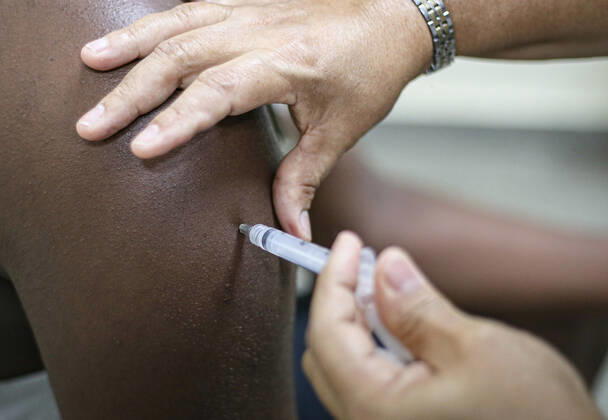 Coronavirus in Brasilien, Impfungen in Salvador de Bahia SALVADOR, BA - 24.01.2021: VACINA CONTRA A COVID 19 EM SALVADOR - Immunization of the priority group with the Coronavac vaccine made by the Butantan Institute in partnership with the SINOVAC laboratory against the COVID-19 virus made with inactivated SARS-COV-2 virus, in Salvador, Bahia, Brazil. x2023818x  TiagoxCaldas