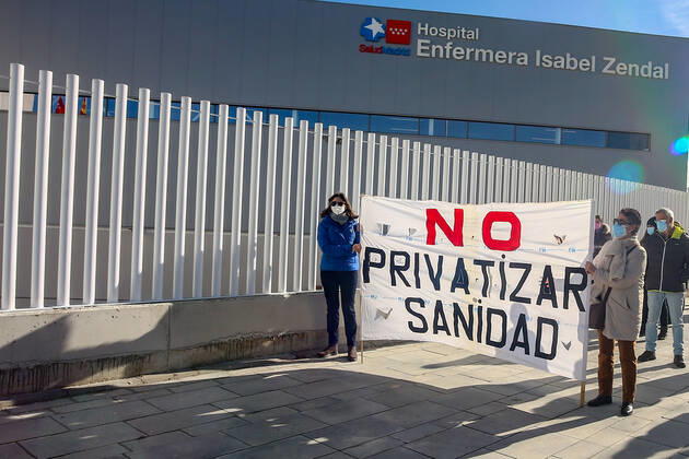 Two health workers hold up a banner that reads: Do not privatize health during a demonstration to demand a halt to the dismantling of the staff and resources of Madrid s public hospitals in front of the Nurse Isabel Zendal Emergency Hospital in Madrid, Spain, on 24 January 2021. The platform Sanitarios Necesarios Madrid has called for the protest due to the forced transfer of public health workers to this hospital located in Valdebebas and for the transfer of economic resources to provide its infrastructure. 24 JANUARY 2021;HEALTH;PANDEMIC;CORONAVIRUS;HOSPITAL;INFECTED Ricardo Rubio LagenciaEP 01 24 2021 Madrid Madrid Spain Copyright: xRicardoxRubiox 3532395