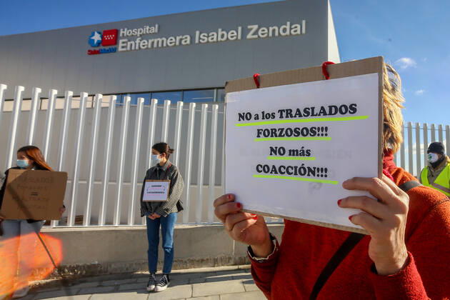 A health worker holds a cartel that reads: No to forced transfers, no more coercion , as well as wearing chains during a demonstration to demand a halt to the dismantling of the staff and resources of Madrid s public hospitals in front of the Nurse Isabel Zendal Emergency Hospital in Madrid, Spain, on 24 January 2021. The platform Sanitarios Necesarios Madrid has called for the protest due to the forced transfer of public health workers to this hospital located in Valdebebas and for the transfer of economic resources to provide its infrastructure. 24 JANUARY 2021;HEALTH;PANDEMIC;CORONAVIRUS;HOSPITAL;INFECTED Ricardo Rubio LagenciaEP 01 24 2021 Madrid Madrid Spain Copyright: xRicardoxRubiox 3532401