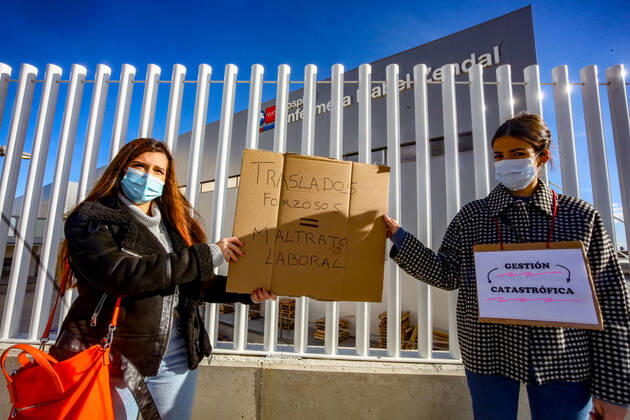 A health worker holds a cartel that reads: Forced transfers=labor mistreatment during a demonstration to demand a halt to the dismantling of the staff and resources of Madrid s public hospitals in front of the Hospital de Emergencias Enfermera Isabel Zendal in Madrid, Spain, on January 24, 2021. The platform Sanitarios Necesarios Madrid has called for the protest due to the forced transfer of public health workers to this hospital located in Valdebebas and for the transfer of economic resources to provide its infrastructure. 24 JANUARY 2021;HEALTH;PANDEMIC;CORONAVIRUS;HOSPITAL;INFECTED Ricardo Rubio LagenciaEP 01 24 2021 Madrid Madrid Spain Copyright: xRicardoxRubiox 3532404