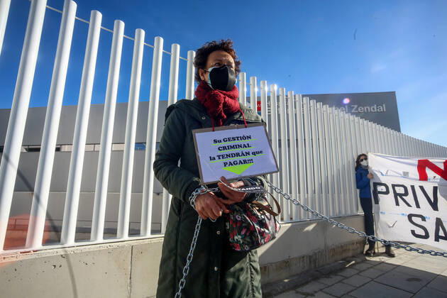 A health worker holds a cartel that reads: They will have to pay for their criminal management , as well as wearing chains during a demonstration to demand the dismantling of the staff and resources of Madrid s public hospitals in front of the Hospital de Emergencias Enfermera Isabel Zendal in Madrid (Spain), on 24 January 2021. The platform Sanitarios Necesarios Madrid has called for the protest due to the forced transfer of public health workers to this hospital located in Valdebebas and for the transfer of economic resources to provide its infrastructure. 24 JANUARY 2021;HEALTH;PANDEMIC;CORONAVIRUS;HOSPITAL;INFECTED Ricardo Rubio LagenciaEP 01 24 2021 Madrid Madrid Spain Copyright: xRicardoxRubiox 3532441