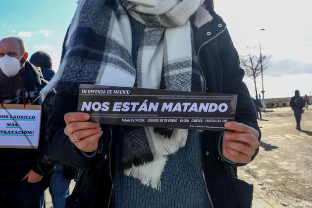 A health worker holds a cartel that reads: We are being killed during a demonstration to demand a halt to the dismantling of the staff and resources of Madrid s public hospitals outside the Nurse Isabel Zendal Emergency Hospital in Madrid, Spain, on 24 January 2021. The platform Sanitarios Necesarios Madrid has called for the protest due to the forced transfer of public health workers to this hospital located in Valdebebas and for the transfer of economic resources to provide its infrastructure. 24 JANUARY 2021;HEALTH;PANDEMIC;CORONAVIRUS;HOSPITAL;INFECTED Ricardo Rubio LagenciaEP 01 24 2021 Madrid Madrid Spain Copyright: xRicardoxRubiox 3532446