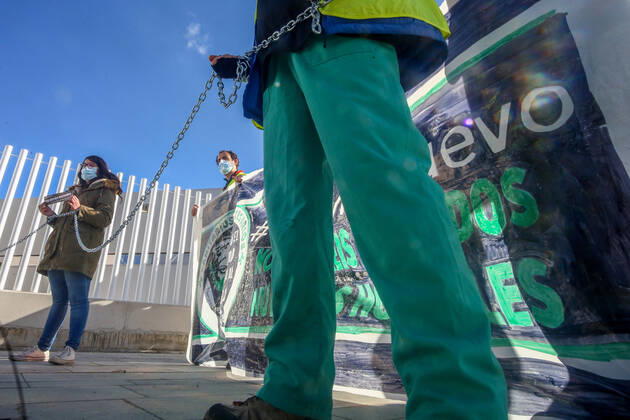 Two health care workers wear chains during a demonstration to demand a halt to the dismantling of the staff and resources of Madrid s public hospitals in front of the Hospital de Emergencias Enfermera Isabel Zendal in Madrid, Spain, on 24 January 2021. The platform Sanitarios Necesarios Madrid has called for the protest due to the forced transfer of public health workers to this hospital located in Valdebebas and for the transfer of economic resources to provide its infrastructure. 24 JANUARY 2021;HEALTH;PANDEMIC;CORONAVIRUS;HOSPITAL;INFECTED Ricardo Rubio LagenciaEP 01 24 2021 Madrid Madrid Spain Copyright: xRicardoxRubiox 3532447