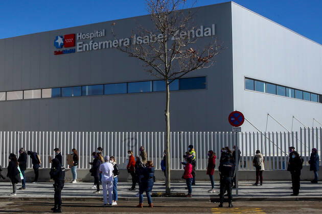 Healthcare workers demonstrate to demand a halt to the dismantling of the staff and resources of Madrid s public hospitals in front of the Hospital de Emergencias Enfermera Isabel Zendal in Madrid (Spain), on 24 January 2021. The platform Sanitarios Necesarios Madrid has called for the protest due to the forced transfer of public health workers to this hospital located in Valdebebas and for the transfer of economic resources to provide its infrastructure. 24 JANUARY 2021;HEALTH;PANDEMIC;CORONAVIRUS;HOSPITAL;INFECTED Ricardo Rubio LagenciaEP 01 24 2021 Madrid Madrid Spain Copyright: xRicardoxRubiox 3532457