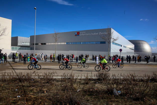 Healthcare workers demonstrate to demand a halt to the dismantling of the staff and resources of Madrid s public hospitals in front of the Hospital de Emergencias Enfermera Isabel Zendal in Madrid (Spain), on 24 January 2021. The platform Sanitarios Necesarios Madrid has called for the protest due to the forced transfer of public health workers to this hospital located in Valdebebas and for the transfer of economic resources to provide its infrastructure. 24 JANUARY 2021;HEALTH;PANDEMIC;CORONAVIRUS;HOSPITAL;INFECTED Ricardo Rubio LagenciaEP 01 24 2021 Madrid Madrid Spain Copyright: xRicardoxRubiox 3532458