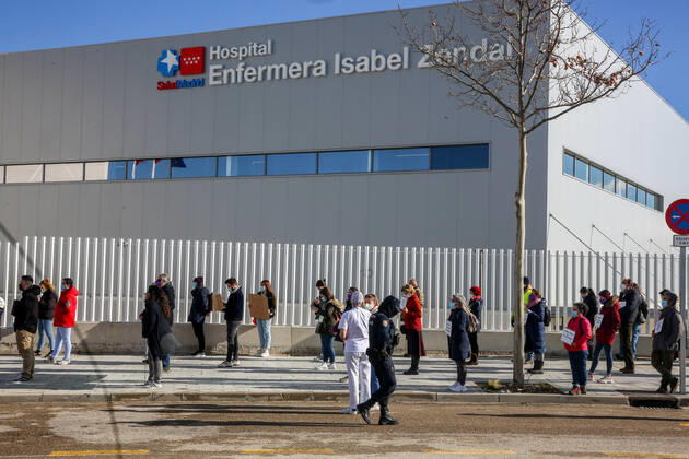 Healthcare workers demonstrate to demand a halt to the dismantling of the staff and resources of Madrid s public hospitals in front of the Hospital de Emergencias Enfermera Isabel Zendal in Madrid (Spain), on 24 January 2021. The platform Sanitarios Necesarios Madrid has called for the protest due to the forced transfer of public health workers to this hospital located in Valdebebas and for the transfer of economic resources to provide its infrastructure. 24 JANUARY 2021;HEALTH;PANDEMIC;CORONAVIRUS;HOSPITAL;INFECTED Ricardo Rubio LagenciaEP 01 24 2021 Madrid Madrid Spain Copyright: xRicardoxRubiox 3532459