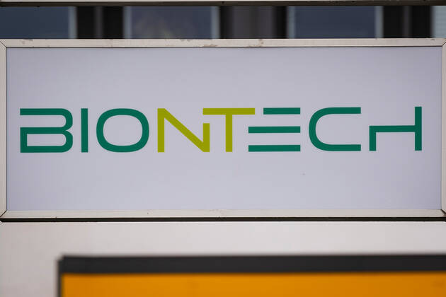 24.01.2021, xovx, Wirtschaft, Zeitgeschehen, Biontech produziert in Marburg den Corona-Impfstoff Symbolfoto Firmenlogo Biontech an einem Firmenwegweiser der Behringwerke in Marburg, Biontech hat die Erlaubnis für den Betrieb seines neuen Werks im mittelhessischen Marburg zur Herstellung des Corona-Impfstoffes erhalten. Die Firma siedelt auf dem Gelände der Behringwerke in Marburg an und wird dort den Impfstoff gegen Covid19 produzieren. Marburg Behring-Werke, Emil-von-Behring-Strasse Hessen Deutschland (DE)