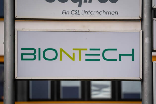 24.01.2021, xovx, Wirtschaft, Zeitgeschehen, Biontech produziert in Marburg den Corona-Impfstoff Symbolfoto Firmenlogo Biontech an einem Firmenwegweiser der Behringwerke in Marburg, Biontech hat die Erlaubnis für den Betrieb seines neuen Werks im mittelhessischen Marburg zur Herstellung des Corona-Impfstoffes erhalten. Die Firma siedelt auf dem Gelände der Behringwerke in Marburg an und wird dort den Impfstoff gegen Covid19 produzieren. Marburg Behring-Werke, Emil-von-Behring-Strasse Hessen Deutschland (DE)