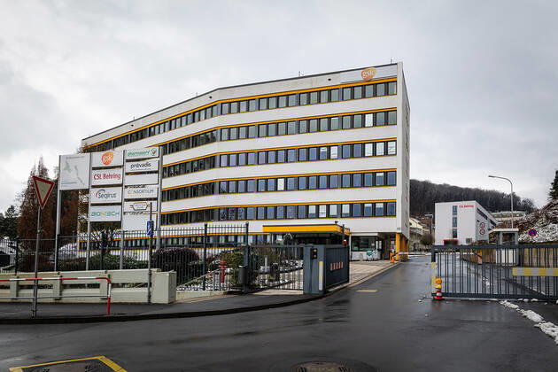 24.01.2021, xovx, Wirtschaft, Zeitgeschehen, Biontech produziert in Marburg den Corona-Impfstoff Biontech hat die Erlaubnis für den Betrieb seines neuen Werks im mittelhessischen Marburg zur Herstellung des Corona-Impfstoffes erhalten. Die Firma siedelt auf dem Gelände der Behringwerke in Marburg an und wird dort den Impfstoff gegen Covid19 produzieren. Hier die Einfahrt in die Behringwerke. Marburg Behring-Werke, Emil-von-Behring-Strasse Hessen Deutschland (DE)