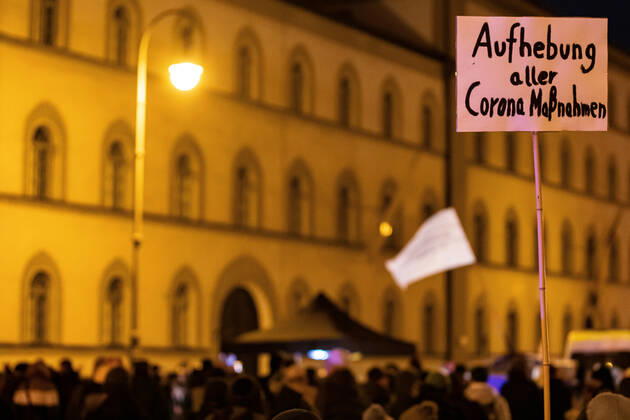 Demonstration gegen Corona Auflagen und gegen den Bayerischen Verwaltungsgerichtshof 24.01.2021 MÜNCHEN Ein Demonstrant mit einem Schild auf einer Demonstration gegen die Corona Auflagen. Demonstration gegen die Corona Auflagen in der Münchner Innenstadt. München Bayern Deutschland