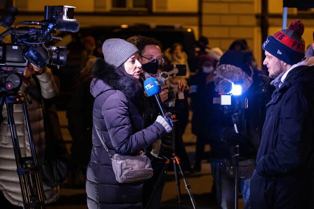 Demonstration gegen Corona Auflagen und gegen den Bayerischen Verwaltungsgerichtshof 24.01.2021 MÜNCHEN Der Rechtsanwalt Markus Heinz spricht vor Medienvertreter bei einer Demonstration gegen die Corona Auflagen in der Münchner Innenstadt. München Bayern Deutschland