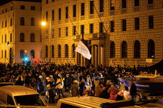 Demonstration gegen Corona Auflagen und gegen den Bayerischen Verwaltungsgerichtshof 24.01.2021 MÜNCHEN Demonstration gegen die Corona Auflagen in der Münchner Innenstadt. München Bayern Deutschland