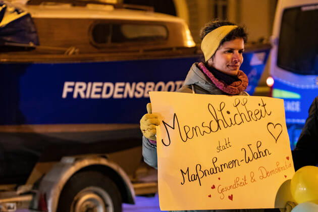Demonstration gegen Corona Auflagen und gegen den Bayerischen Verwaltungsgerichtshof 24.01.2021 MÜNCHEN Eine Demonstrantin mit einem Schild auf einer Demonstration gegen die Corona Auflagen. Demonstration gegen die Corona Auflagen in der Münchner Innenstadt. München Bayern Deutschland