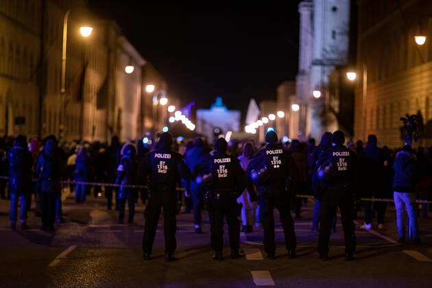Demonstration gegen Corona Auflagen und gegen den Bayerischen Verwaltungsgerichtshof 24.01.2021 MÜNCHEN Polizisten bei einer Demonstration gegen die Corona Auflagen in der Münchner Innenstadt. München Bayern Deutschland
