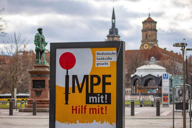 Stuttgart Themenbilder: Stuttgart in Zeiten der Corona-Pandemie, 24.01.2021, Themenbilder: Stuttgart in Zeiten der Corona-Pandemie, Plakat, Impf mit, Hilf mit!, Stuttgarter Koenigstrasse, 24.01.2021, Copyright: xEIBNER DROFITSCHx EP_ddh