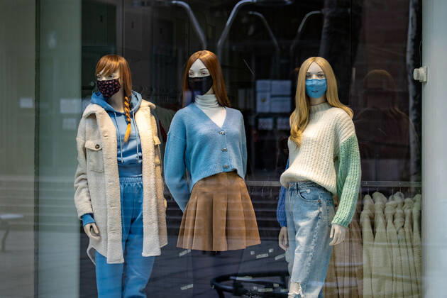 Stuttgart Themenbilder: Stuttgart in Zeiten der Corona-Pandemie, 24.01.2021, Themenbilder: Stuttgart in Zeiten der Corona-Pandemie, Schaufenster, Puppen mit Mundschutz, Modische Masken, 24.01.2021, Copyright: xEIBNER DROFITSCHx EP_ddh