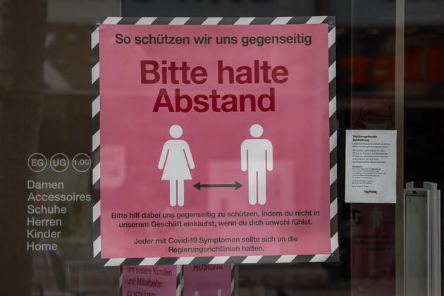 Stuttgart Themenbilder: Stuttgart in Zeiten der Corona-Pandemie, 24.01.2021, Themenbilder: Stuttgart in Zeiten der Corona-Pandemie, Schaufensteraufkleber, Bitte halte Abstand, 24.01.2021, Copyright: xEIBNER DROFITSCHx EP_ddh