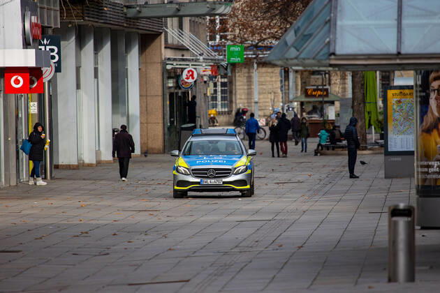 Stuttgart Themenbilder: Stuttgart in Zeiten der Corona-Pandemie, 24.01.2021, Themenbilder: Stuttgart in Zeiten der Corona-Pandemie, Polizeikontrolle in der Stuttgarter Koenigstrasse, 24.01.2021, Copyright: xEIBNER DROFITSCHx EP_ddh