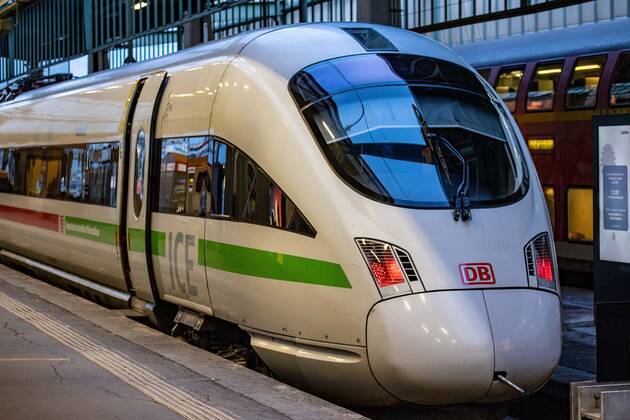 Stuttgart Themenbilder: Stuttgart in Zeiten der Corona-Pandemie, 24.01.2021, Themenbilder: Stuttgart in Zeiten der Corona-Pandemie, Stuttgart Hauptbahnhof, ICE-T Baurehe 415, 24.01.2021, Copyright: xEIBNER DROFITSCHx EP_ddh