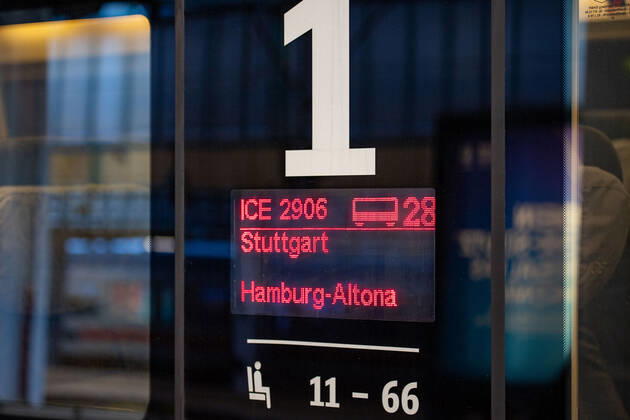 Stuttgart Themenbilder: Stuttgart in Zeiten der Corona-Pandemie, 24.01.2021, Themenbilder: Stuttgart in Zeiten der Corona-Pandemie, Stuttgart Hauptbahnhof, ICE-T Baurehe 415, ICE 2906 nach Hamburg-Altona, 24.01.2021, Copyright: xEIBNER DROFITSCHx EP_ddh