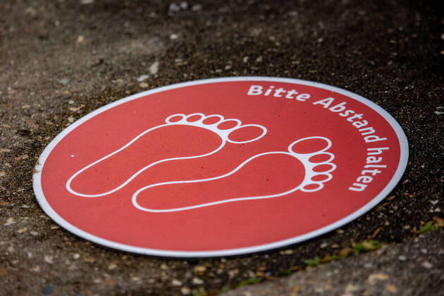 Stuttgart VfB Stuttgart II - SSV Ulm 1846, Fussball, Herren, Regionalliga Suedwest, 17.Spieltag, Saison 2020 2021, 24.01.2021, VfB Stuttgart II - SSV Ulm 1846, Fussball, Herren, Regionalliga Suedwest, 17.Spieltag, Saison 2020 2021, Bitte Abstand halten, Bodenaufkleber, 24.01.2021, Copyright: xEibner-Pressefoto DROFITSCHx EP_ddh