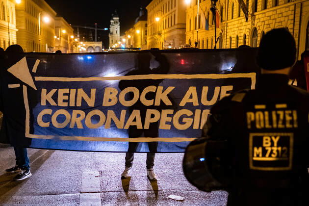Demonstration gegen Corona Auflagen und gegen den Bayerischen Verwaltungsgerichtshof 24.01.2021 MÜNCHEN Gegenprotest bei der Kundgebung gegen die Corona Auflagen in der Münchner Innenstadt. München Bayern Deutschland