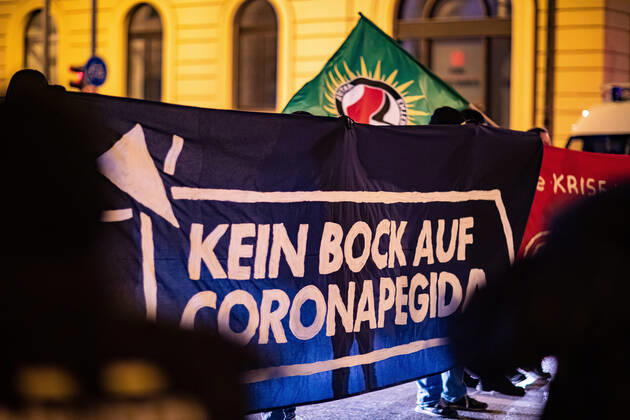 Demonstration gegen Corona Auflagen und gegen den Bayerischen Verwaltungsgerichtshof 24.01.2021 MÜNCHEN Gegenprotest bei der Kundgebung gegen die Corona Auflagen in der Münchner Innenstadt. München Bayern Deutschland