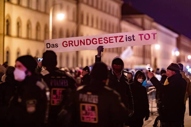 Demonstration gegen Corona Auflagen und gegen den Bayerischen Verwaltungsgerichtshof 24.01.2021 MÜNCHEN Ein Demonstrant auf einer Kundgebung gegen die Corona Auflagen in der Münchner Innenstadt. Auf dem Schild steht: DAS GRUNDGESETZ IST TOT. München Bayern Deutschland