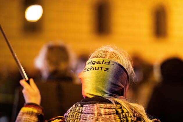 Demonstration gegen Corona Auflagen und gegen den Bayerischen Verwaltungsgerichtshof 24.01.2021 MÜNCHEN Eine Demonstrantin auf einer Kundgebung gegen die Corona Auflagen. Demonstration gegen die Corona Auflagen in der Münchner Innenstadt. München Bayern Deutschland